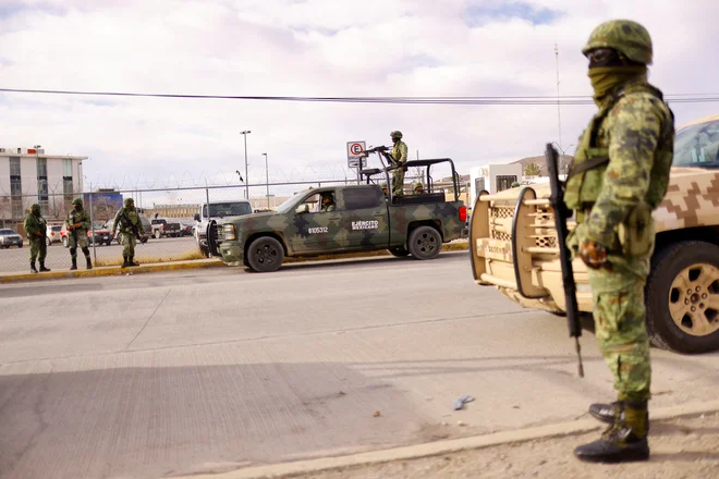 Zaradi očitne neuspešnosti policije, da se bori s kriminalom, je mehiška vlada v Ciudad Juárez napotila tudi vojsko. FOTO: José Luis González/Reuters

