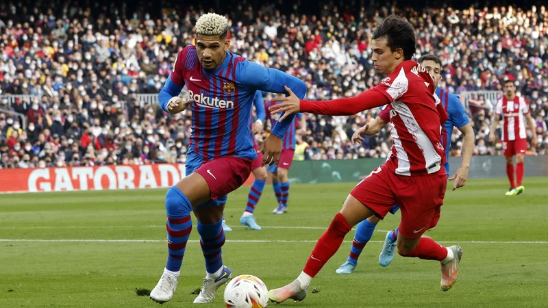 Fotografija: Vrnitev urugvajskega branilca Ronalda Arauja (levo) je dobra novica za Barcelono, Portugalec João Felix (desno) bo eden njegovih največjih izzivov. FOTO: Albert Gea/Reuters
