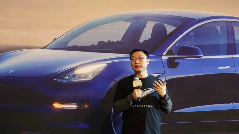 Fotografija: Tom Zhu namesto poslovnih oblek nosi puloverje iz flisa blagovne znamke Tesla. FOTO: Sun Yilei/Reuters