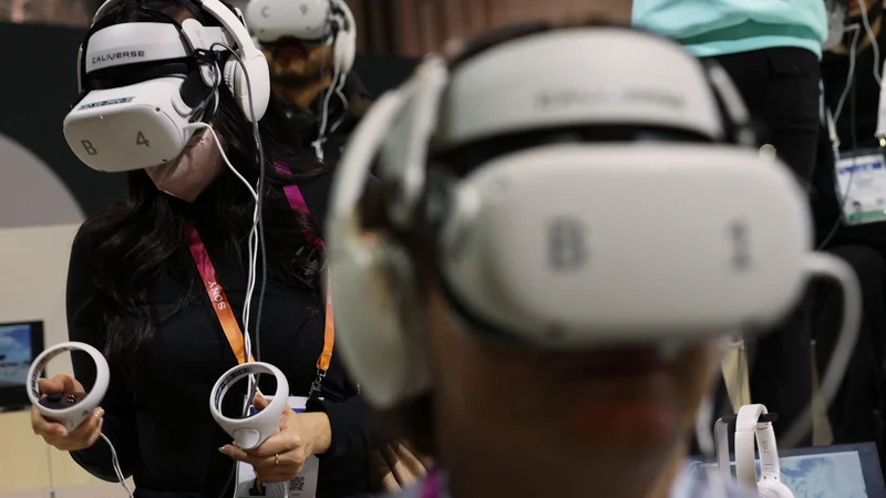 Fotografija: Virtualna izkušnja realnosti, metaverse, je koncept, v katerem številni razvijalci uporabnih novih tehnologij vidijo veliko priložnost.
FOTI: Alex Wong/AFP