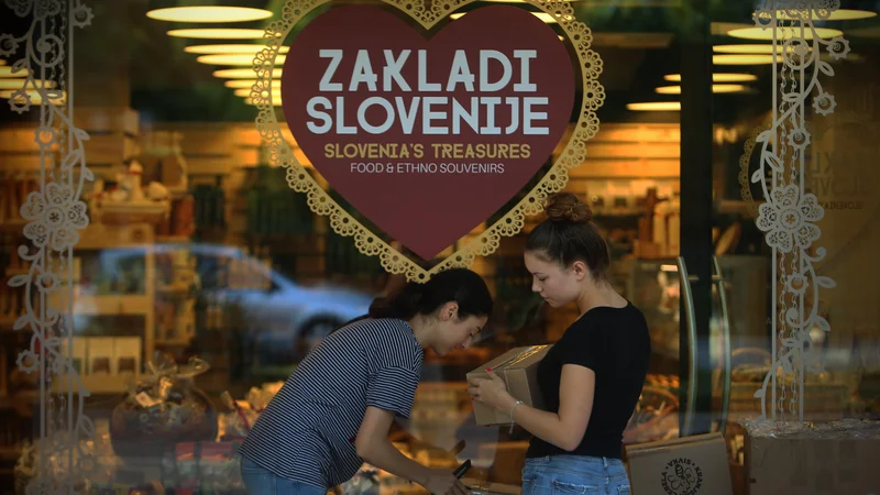 Fotografija: Pri odločanju mladih za prehranjevalne prakse imajo pomembno vlogo vplivneži in mediji. FOTO: Jure Eržen