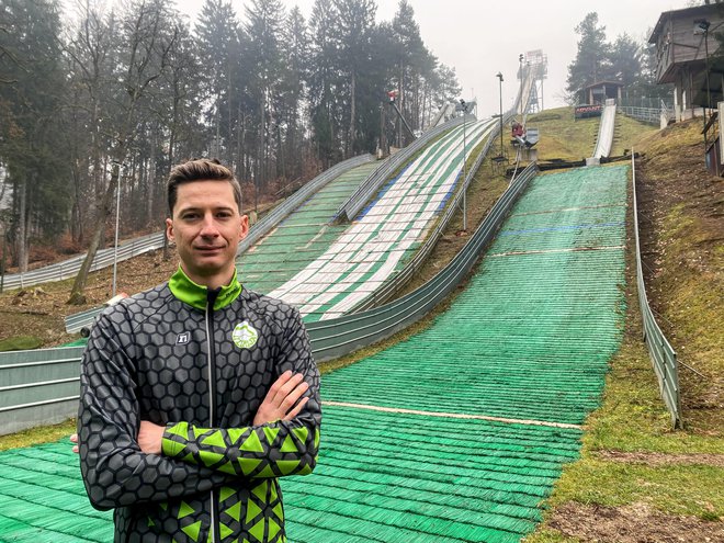 Žiga Mandl, trener in direktor Skakalnega kluba Ilirija, meni, da ima skakalni šport ob zelenih zimah dobro prihodnost.
