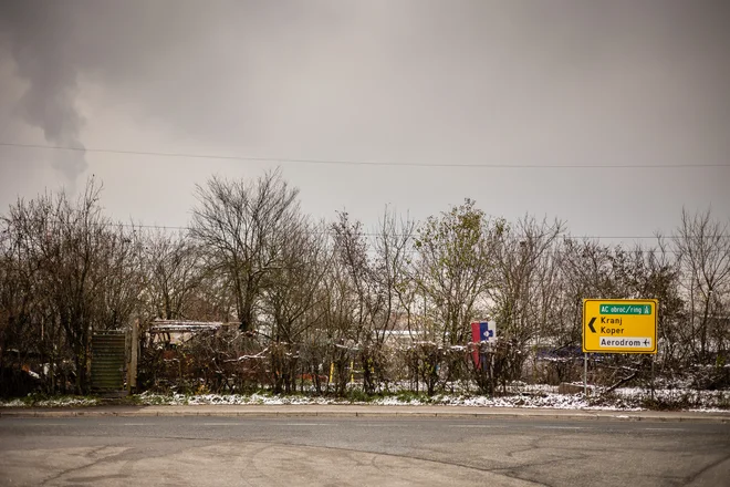 Poleti je Zoran sedel pred prikolico in se zahvaljeval bogu za obvoznico pod njim – mimovozeči avtomobili so vsaj malo premešali zrak, da se je lahko hladil. FOTO ČRT PIKSI
