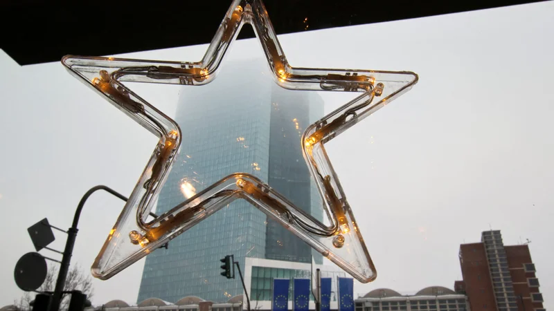 Megla nad sedežem ECB, kjer se sprejemajo odločitve o obrestih in evru. Foto Wolfgang Rattay Reuters