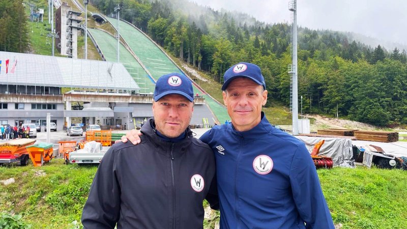 Fotografija: Bine Norčič (levo) se je odlično ujel z Alexandrom Stöcklom, glavnim trenerjem norveške reprezentance v smučarskih skokih. FOTO: Osebni arhiv B. N.
