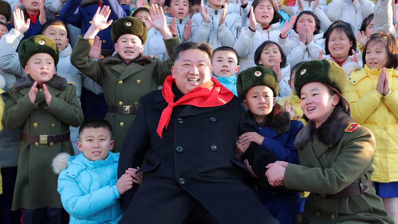 Fotografija: Kim Džong Un je že prvi dan novega leta pozval k »eksponentnemu povečanju« jedrskega arzenala. FOTO: KCNA/Reuters
