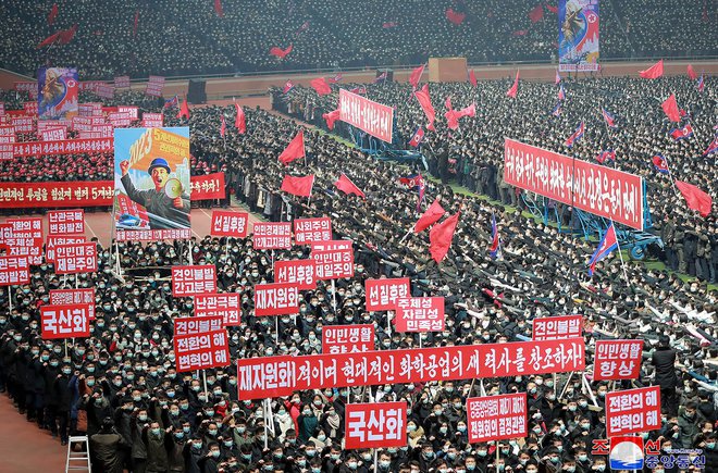 Parada 5. januarja v podporo sklepom plenarnega srečanja centralnega komiteja severnokorejske delavske stranke.  FOTO: KCNA via KNS/AFP
