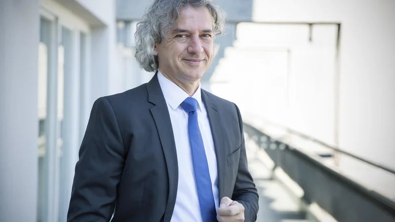 Fotografija: Robert Golob, predsednik vlade, bi bil rad podnebno prijazen, poleg odrekanja mesu pa se bo moral odločiti, kako se bodo z zgledom prevažali njegovi kolegi. FOTO: Leon Vidic