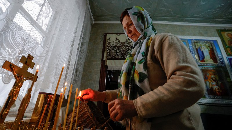 Fotografija: Navkljub pobudam pravoslavnih božičnih praznikov v Ukrajini ne bodo proslavljali v miru. FOTO:  Aleksander Jermočenko/Reuters
