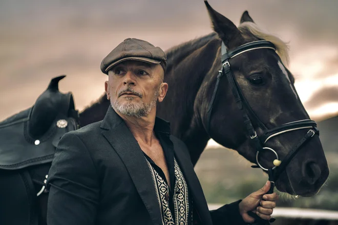 &raquo;Aranžmajsko in produkcijsko so morda nove pesmi malo drugačne, ampak iz tistega, kar sem bil, ne bom postal heavy metalec,&laquo; pravi Dominik Kozarič. FOTO: Tania Bonnet
