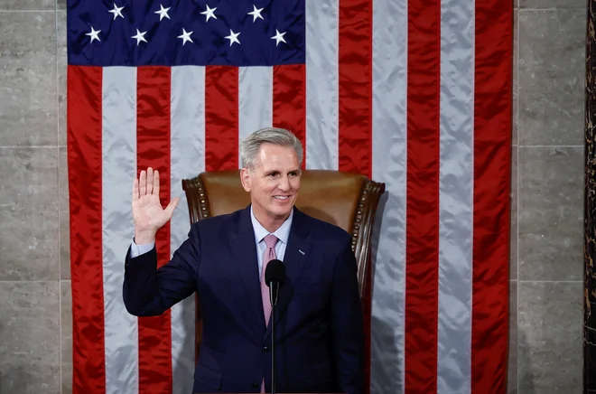 Kalifornijski republikanec Kevin McCarthy po petnajstih krogih glasovanja vendarle prevzema tretji najpomembnejšio politični položaj v ZDA. Foto Evelyn Hockstein Reuters
