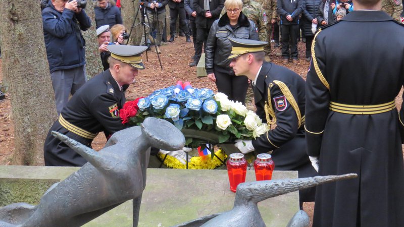Fotografija: K spomeniku padlim junakom so številne delegacije položile vence, med drugim tudi predsednica republike Nataša Pirc Musar. FOTO: Bojan Rajšek/Delo

