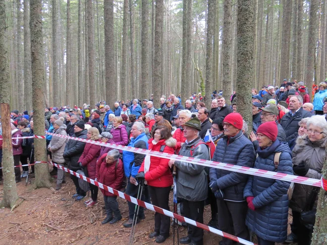 Velika množica ljudi se je danes udeležila spominske slovesnosti na Pohorju. FOTO: Bojan Rajšek/Delo
