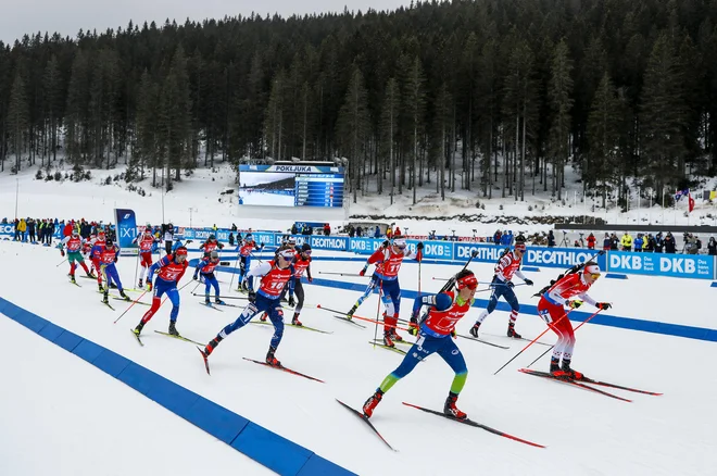 Štart mešanih dvojic na Pokljuki. FOTO: Matej Družnik/Delo
