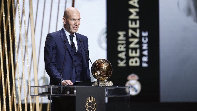 Fotografija: Zinedine Zidane je oktobra podelil zlato žogo rojaku in nekdanjemu varovancu Karimu Benzemaju. FOTO: Benoit Tessier/Reuters
