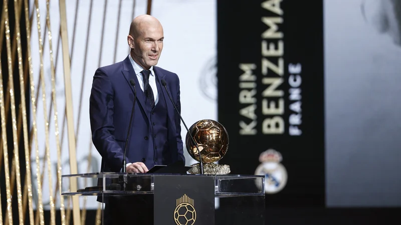 Fotografija: Zinedine Zidane je oktobra podelil zlato žogo rojaku in nekdanjemu varovancu Karimu Benzemaju. FOTO: Benoit Tessier/Reuters