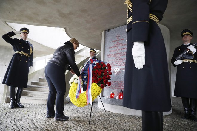 Predsednica Nataša Pirc Musar je k spomeniku padlim partizanom in pobitim Dražgošanom položila venec. FOTO: Leon Vidic/Delo

