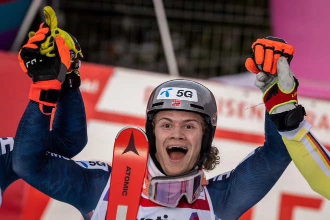 Lucas Braathen se je prešerno veselil zmage. FOTO: Fabrice Coffrini/AFP
