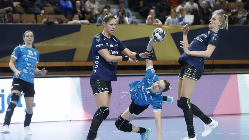 Fotografija: Razpoloženo Darjo Dmitrijevo so igralke nemške zasedbe sila težko ustavljale. Foto Leon Vidic