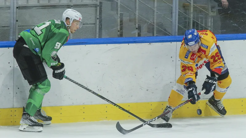 Fotografija: Prizor z decembrskega dvoboja lige ICEHL med SŽ Olimpijo in Asiagom v Tivoliju. FOTO: Jože Suhadolnik/Delo