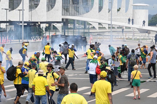 Bolsonarovi privrženci pred palačo Planalto. FOTO: Evaristo Sa/AFP
