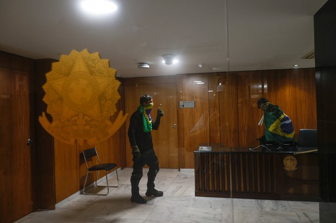 Privrženci Jaira Bolsonara so vdrli tudi v palačo Planalto. FOTO: Adriano Machado/Reuters
