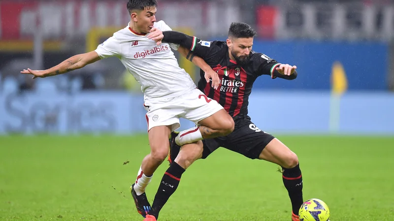 Francoz Olivier Giroud je bil na strani poražencev v finalu lanskega svetovnega prvenstva v Katarju, Argentinec Paulo Dybala (levo) pa na strani zmagovalcev. V nedeljo sta v klubskih dresih podpisala premirje.&nbsp;FOTO: Daniele Mascolo/Reuters
