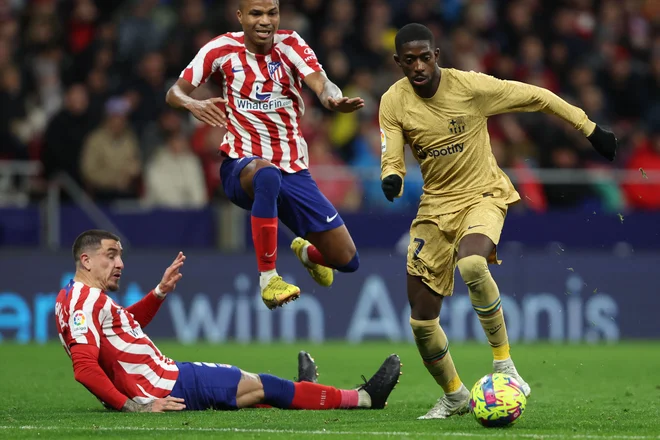 Ousmane Dembele prodira ob Reinildu Mandavi (v sredini) in Joseju Marii Gimenezu.&nbsp;FOTO:&nbsp;Thomas Coex/AFP
