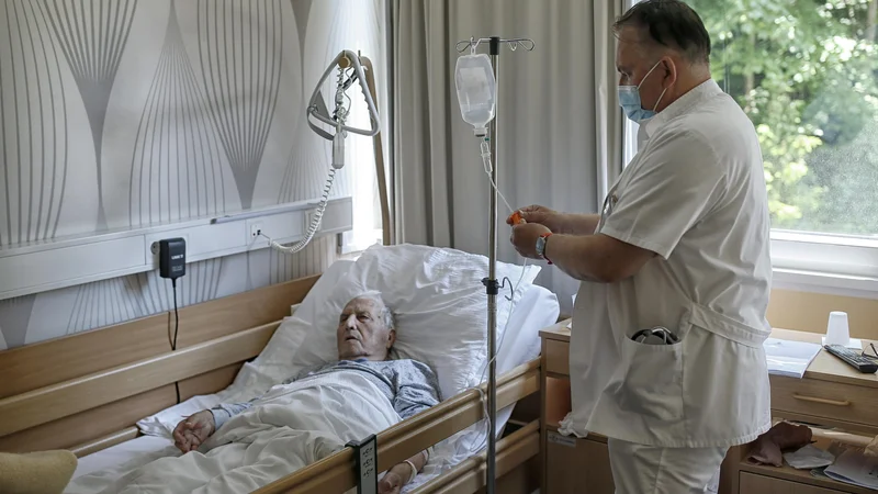 Fotografija: Zdravnikom primanjkuje časa za obravnavo in pogovor s stanovalci in svojci v domovih za starejše. FOTO: Blaž Samec/Delo