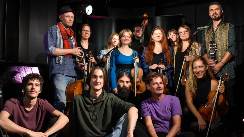 Fotografija: Janez Križaj z ekipo ter Wild Strings Triom in Godalkanje Fiddle Gangom na poskusnem koncertu v novem Salonu za Eno glasbo. FOTO: Simona Kralj