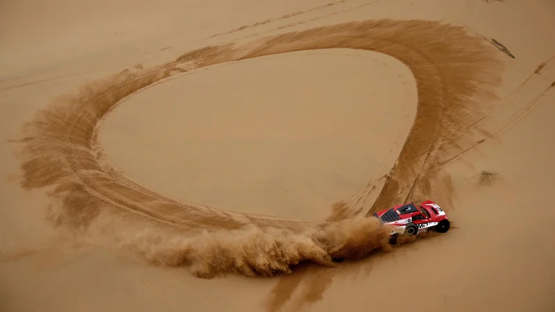 Fotografija: Na vzdržljivostnem reliju Dakar so dirkači v nedeljo končali osmo etapo med Al Duvadimijem in Rijadom. V konkurenci avtomobilistov je do etapne zmage prišel Francoz Sebastien Loeb. Zanj je to 18. etapna zmaga na relijih Dakar. Med motociklisti je bil najhitrejši Bocvanec Ross Branch. Toni Mulec je etapo končal na 19. mestu. V skupni razvrstitvi je napredoval na 27. Drugi Slovenec Simon Marčič je bil tokrat 48. Foto: Franck Fife/Afp