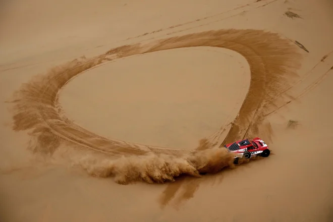 Na vzdržljivostnem reliju Dakar so dirkači v nedeljo končali osmo etapo med Al Duvadimijem in Rijadom. V konkurenci avtomobilistov je do etapne zmage prišel Francoz Sebastien Loeb. Zanj je to 18. etapna zmaga na relijih Dakar. Med motociklisti je bil najhitrejši Bocvanec Ross Branch. Toni Mulec je etapo končal na 19. mestu. V skupni razvrstitvi je napredoval na 27. Drugi Slovenec Simon Marčič je bil tokrat 48. Foto: Franck Fife/Afp
