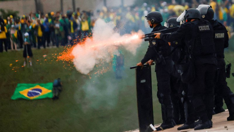 Fotografija: Protestniki so naredili precej škode, policija jih je v nekaj urah že nadzorovala. FOTO: Adriano Machado/Reuters
