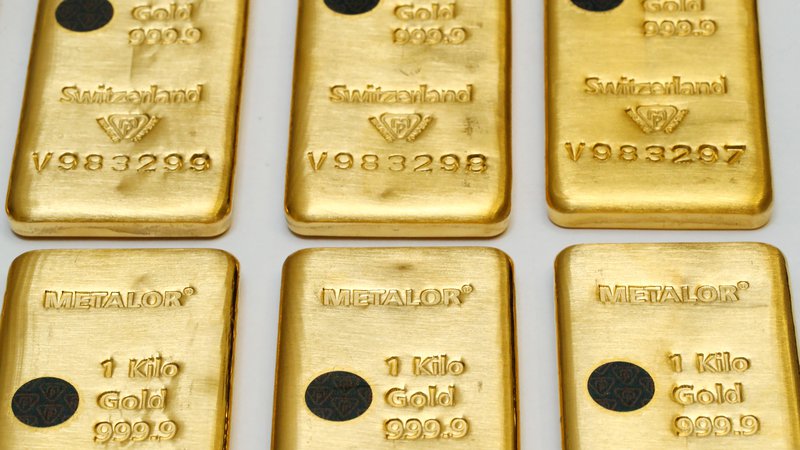 Fotografija: Cena za unčo zlata je včeraj dosegla skoraj 1880 dolarjev, najvišjo vrednost v zadnjih osmih mesecih. FOTO: Denis Balibouse/Reuters

