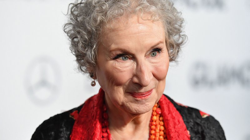 Fotografija: Agent ene od najbolj znanih kanadskih pisateljic, pesnic in literarnih kritičark ter Bookerjeve nagrajenke Margaret Atwood je že leta 2019 javno opozoril, da je bil rokopis za knjigo Testamenti – nadaljevanje njene največje uspešnice Deklina zgodba – tarča napadov nepridiprava, ki se je hotel dokopati do knjige nezakonito. FOTO:  AFP
