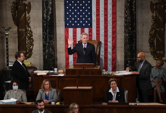 Novoizvoljeni predsednik ameriškega predstavniškega doma Kevin McCarthy je moral skozi petnajst krogov glasovanja. FOTO:&nbsp;Olivier Douliery/AFP
