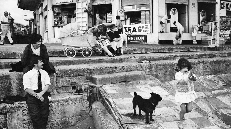 Fotografija: Knjiga Časovno zaklonišče je morda zaradi izrazite slovenske preokupiranosti s preteklostjo še posebej aktualna. FOTO: Tony Ray Jones/Bradford Media Museum