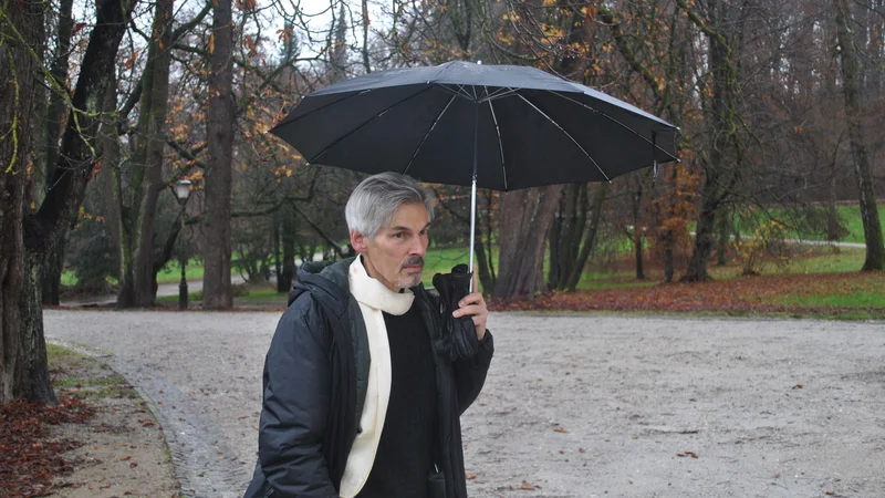 Fotografija: »Kar ni narejeno iz ljubezenskega motiva, ampak zgolj iz dolžnosti, je za starega človeka v osnovi ponižujoče,« meni Matjaž Lunaček. Foto Tomaž Gerdina