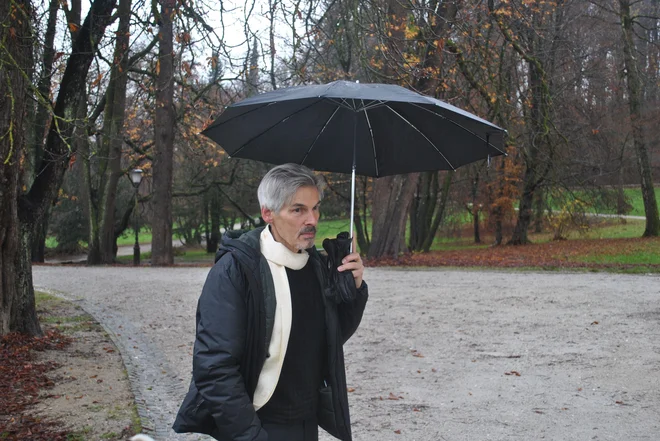 &raquo;Kar ni narejeno iz ljubezenskega motiva, ampak zgolj iz dolžnosti, je za starega človeka v osnovi ponižujoče,&laquo; meni Matjaž Lunaček. Foto Tomaž Gerdina

