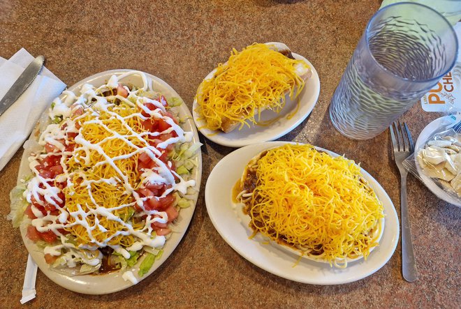 Cincinnati chili: levo je burrito, zgoraj je hot dog, spodaj so špageti. Verjemite na besedo. FOTO: Anton Gradišek
