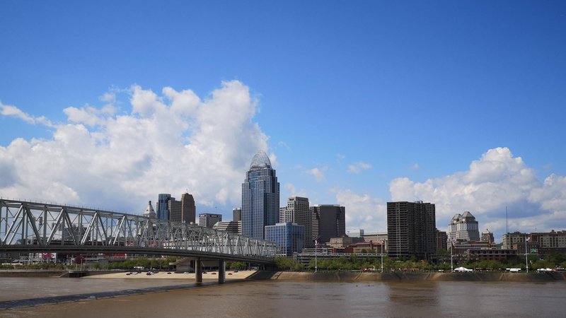 Fotografija: Mesto Cincinnati ob reki Ohio, na drugi strani reke je že zvezna država Kentucky. FOTO: Anton Gradišek
