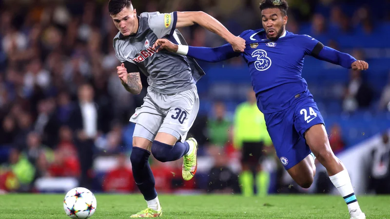 Fotografija: Benjamin Šeško, lovi ga Reece James, se je otoškim ljubiteljem nogometa predstavil na lanskih tekmah skupinskega dela lige prvakov s Chelseajem. FOTO: Paul Childs/Reuters