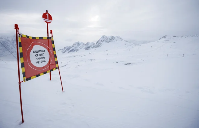 Decembrski pogled na smučišče v Grainauu blizu Garmisch-Partenkirchna. FOTO: Lukas Barth/Reuters
