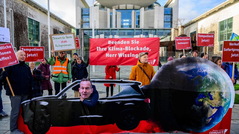 Fotografija: Okoljski aktivisti so protestirali pred kanclersko palačo ob začetku avtomobilskega vrha pri kanclerju Olafu Scholzu. FOTO: John Macdougall/AFP
