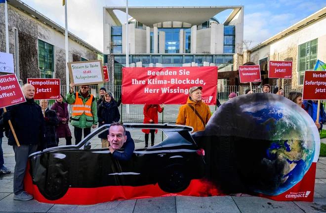 Okoljski aktivisti so protestirali pred kanclersko palačo ob začetku avtomobilskega vrha pri kanclerju Olafu Scholzu. FOTO: John Macdougall/AFP

