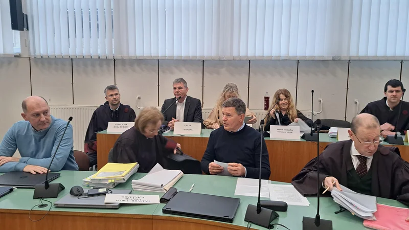 Fotografija: Uroš Rotnik (v prvi vrsti drugi z desne) še vedno misli, da je bil projekt narejen tako, da je onesnaženja manj in da imajo ljudje delo. FOTO: Špela Kuralt