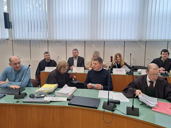Uroš Rotnik (v prvi vrsti drugi z desne) še vedno misli, da je bil projekt narejen tako, da je onesnaženja manj in da imajo ljudje delo. FOTO: Špela Kuralt
