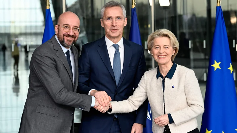 Fotografija: Generalni sekretar Nata Jens Stoltenberg (na sredini), predsednik evropskega sveta Charles Michel in predsednica evropske komisije Ursula von der Leyen po podpisu deklaracije o sodelovanju EU z Natom. FOTO: John Thys/AFP