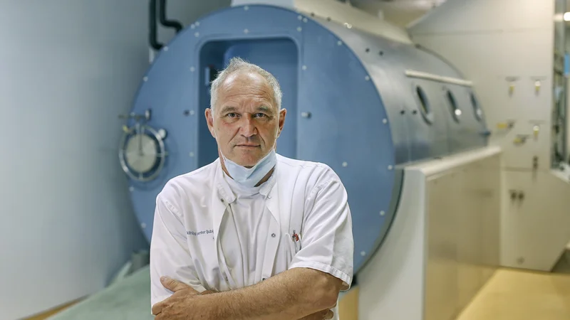 Fotografija: Za zdravljenje s hiperbarično komoro imata trenutno z ZZZS sklenjen dogovor dve ustanovi, ljubljanski Klinični center in Ortopedska bolnišnica Valdoltra. FOTO: Blaž Samec/Delo