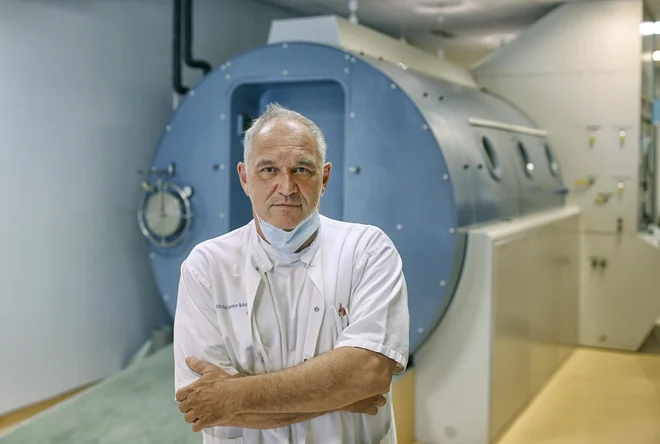 Za zdravljenje s hiperbarično komoro imata trenutno z ZZZS sklenjen dogovor dve ustanovi, ljubljanski Klinični center in Ortopedska bolnišnica Valdoltra. FOTO: Blaž Samec/Delo
